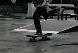 乐鱼体育app官网-“电动冲浪：水上运动新宠，东三叉湖赛场精彩纷呈”